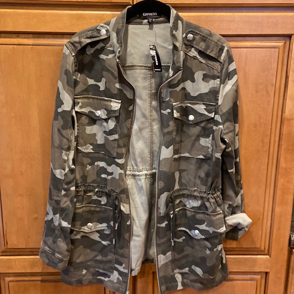 Express camo jacket. Can adjust the sides. Brand new.